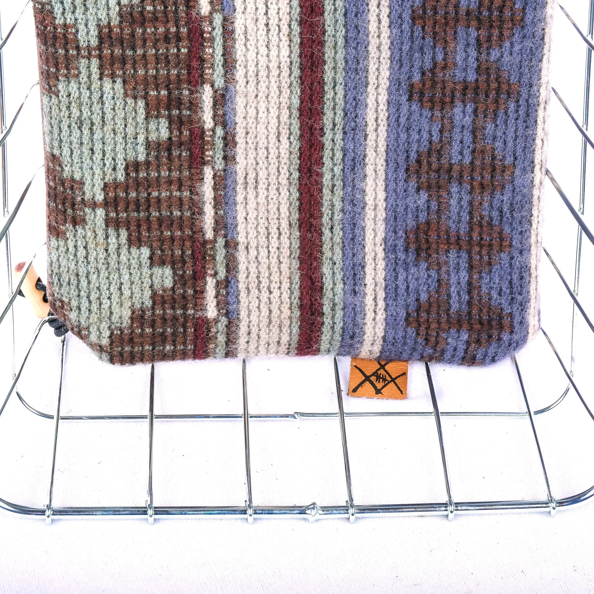 Fifth Season Canvas: Pat Mat for Wald MEDIUM 137 baskets ( White and Blue Wool Top / Brown Bottom)