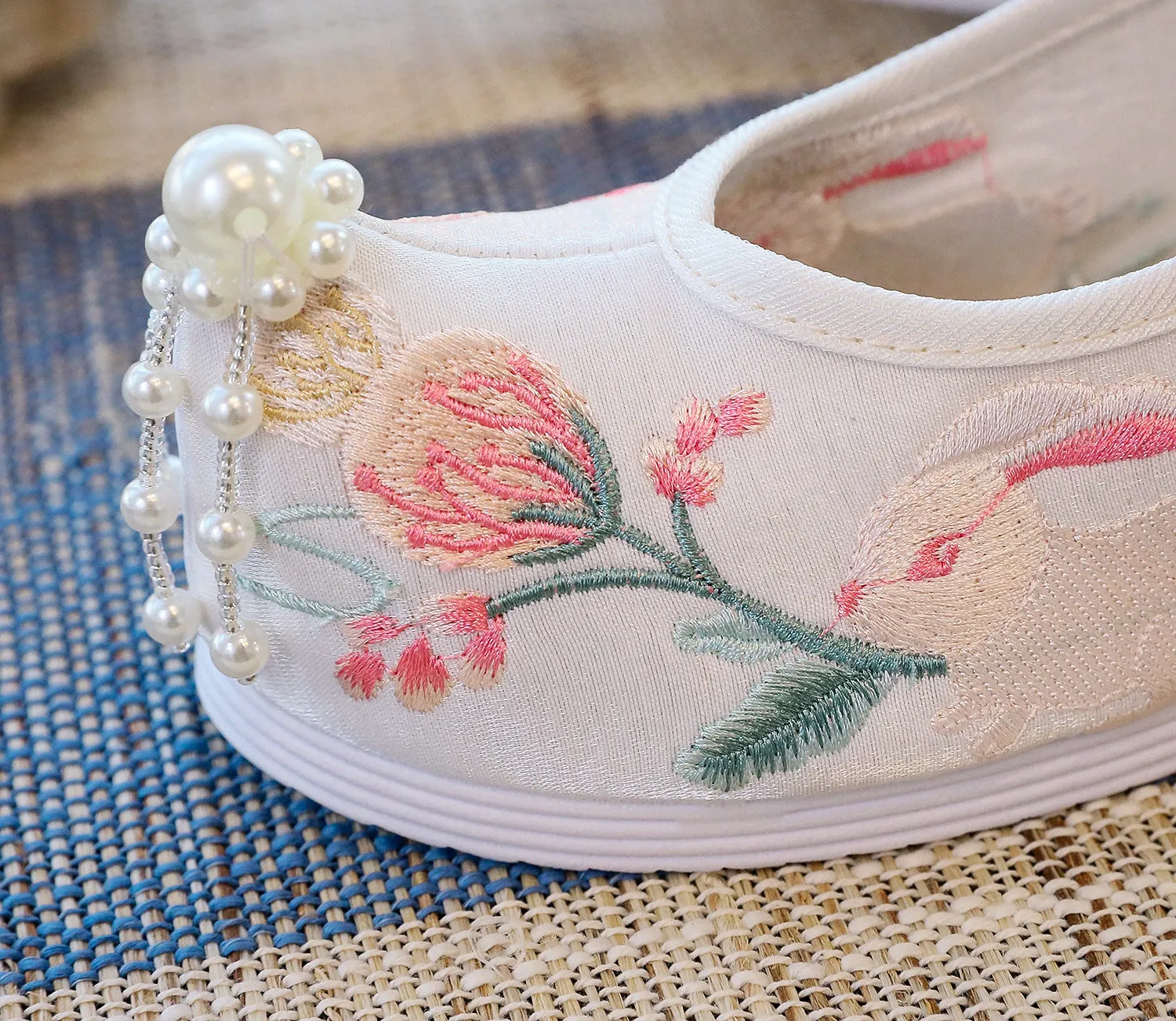 Women's Language Matching Ancient Style Embroidered Height Increasing Canvas Shoes